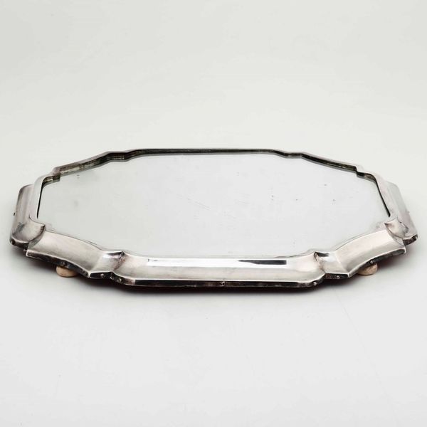 Presentoire in argento e specchio. Argenteria milanese del XX secolo. Argentiere Vittorio Beccaro  - Asta Argenti - Associazione Nazionale - Case d'Asta italiane