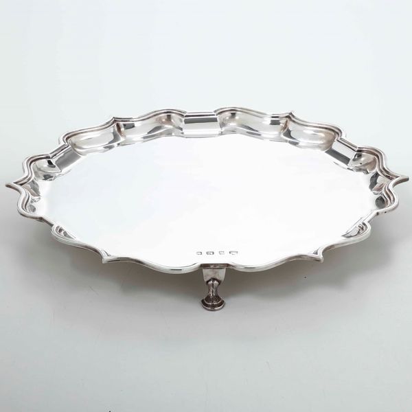 Salver in argento fuso e sagomato. Birmingham 1910, diametro cm 31. Etichetta cartacea e scatola della Gioielleria Faraone Milano.  - Asta Argenti - Associazione Nazionale - Case d'Asta italiane