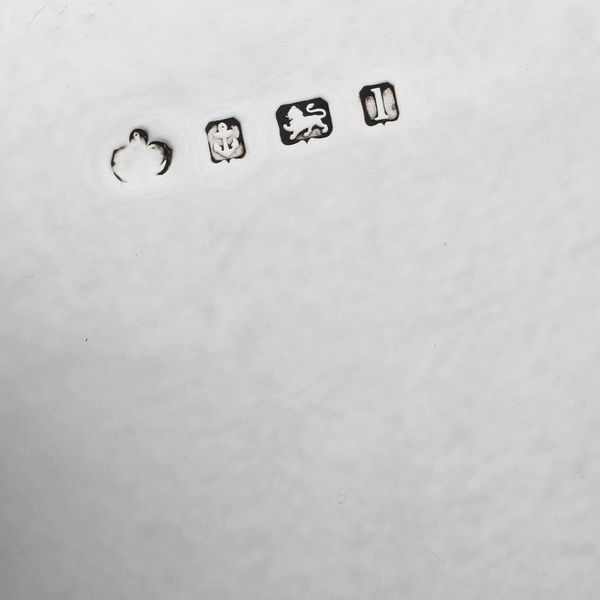 Salver in argento fuso e sagomato. Birmingham 1910, diametro cm 31. Etichetta cartacea e scatola della Gioielleria Faraone Milano.  - Asta Argenti - Associazione Nazionale - Case d'Asta italiane