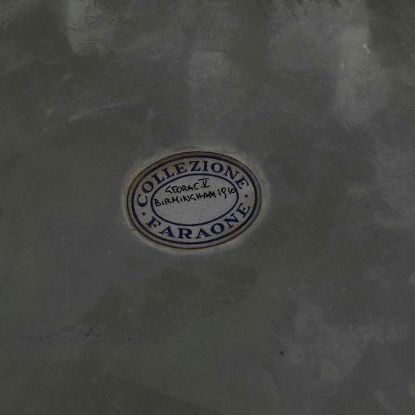 Salver in argento fuso e sagomato. Birmingham 1910, diametro cm 31. Etichetta cartacea e scatola della Gioielleria Faraone Milano.  - Asta Argenti - Associazione Nazionale - Case d'Asta italiane