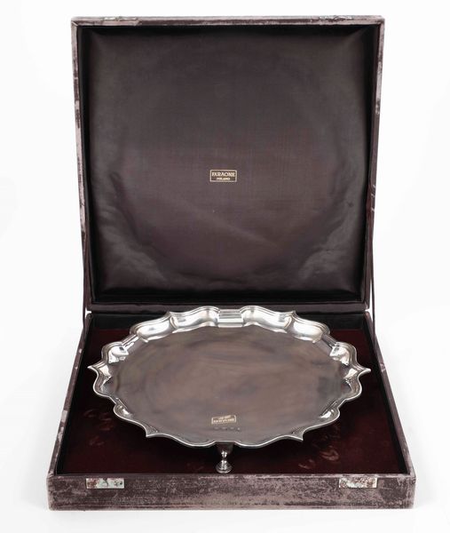 Salver in argento fuso e sagomato. Birmingham 1910, diametro cm 31. Etichetta cartacea e scatola della Gioielleria Faraone Milano.  - Asta Argenti - Associazione Nazionale - Case d'Asta italiane