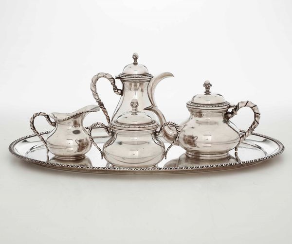 Servizio da caff in argento fuso e cesellato con decoro San Marco. Argenteria italiana del XX secolo. Bollo con fascio littorio in uso dal 1935 al 1945. Argentiere Petruzzi & Branca, Brescia per Gioielleria Miracoli, Milano  - Asta Argenti - Associazione Nazionale - Case d'Asta italiane