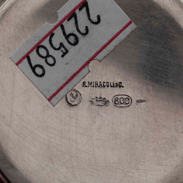 Servizio da caff in argento fuso e cesellato con decoro San Marco. Argenteria italiana del XX secolo. Bollo con fascio littorio in uso dal 1935 al 1945. Argentiere Petruzzi & Branca, Brescia per Gioielleria Miracoli, Milano  - Asta Argenti - Associazione Nazionale - Case d'Asta italiane