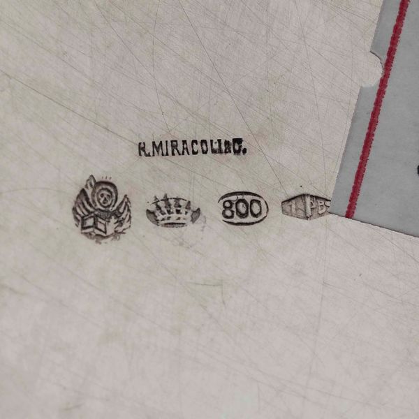 Servizio da caff in argento fuso e cesellato con decoro San Marco. Argenteria italiana del XX secolo. Bollo con fascio littorio in uso dal 1935 al 1945. Argentiere Petruzzi & Branca, Brescia per Gioielleria Miracoli, Milano  - Asta Argenti - Associazione Nazionale - Case d'Asta italiane