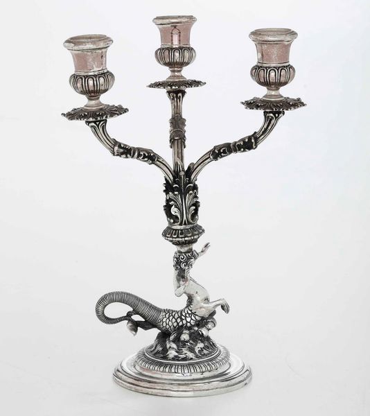 Candelabro a tre fiamme. Argento fuso e cesellato. Argenteria artistica Italiana del XX secolo.  - Asta Argenti - Associazione Nazionale - Case d'Asta italiane