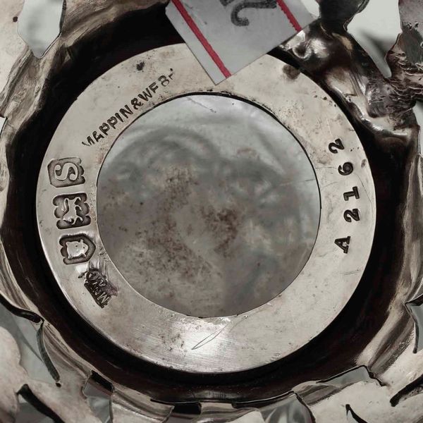 Coppia di vasi. Argento fuso, traforato e cesellato e vetro molato. Londra 1913. Argentiere Mappin & Webb  - Asta Argenti - Associazione Nazionale - Case d'Asta italiane