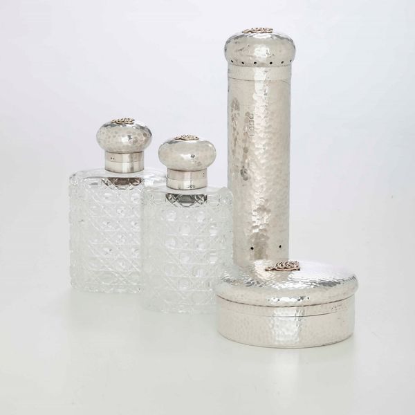 Set da toilette in argento sterling e cristallo. Inghilterra XX secolo, bollo della citt di Londra per lanno 1916  - Asta Argenti - Associazione Nazionale - Case d'Asta italiane