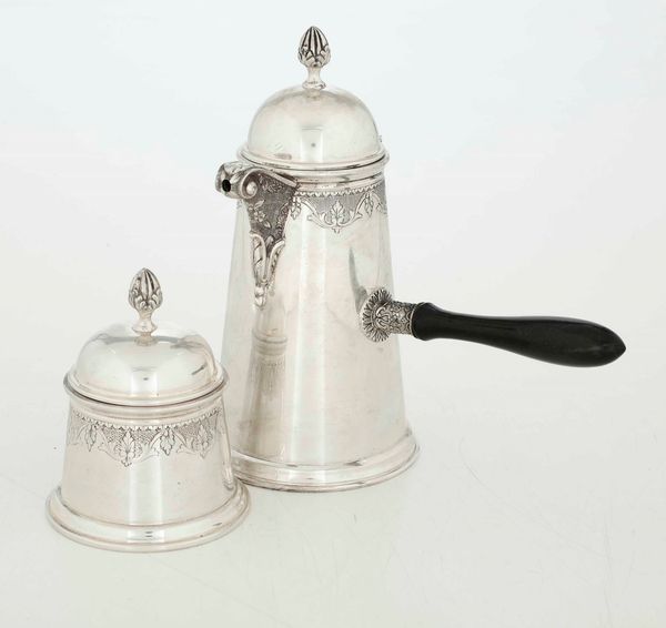 Cioccolatiera e scatola in argento fuso, sbalzato e cesellato. Argenteria milanese del XX secolo. Argentiere Miracoli  - Asta Argenti - Associazione Nazionale - Case d'Asta italiane