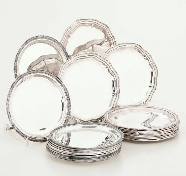 24 piatti in argento (12 di una tipologia e 12 di altra tipologia). Argenteria italiana del XX secolo. Argentiere Ricci & C. Alessandria  - Asta Argenti - Associazione Nazionale - Case d'Asta italiane