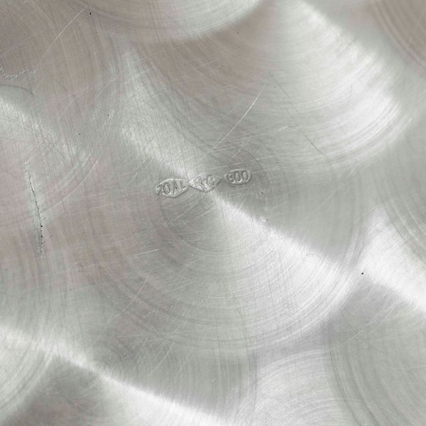 24 piatti in argento (12 di una tipologia e 12 di altra tipologia). Argenteria italiana del XX secolo. Argentiere Ricci & C. Alessandria  - Asta Argenti - Associazione Nazionale - Case d'Asta italiane