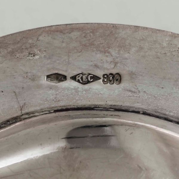 24 piatti in argento (12 di una tipologia e 12 di altra tipologia). Argenteria italiana del XX secolo. Argentiere Ricci & C. Alessandria  - Asta Argenti - Associazione Nazionale - Case d'Asta italiane