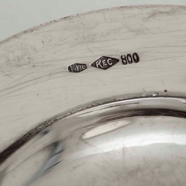 24 piatti in argento (12 di una tipologia e 12 di altra tipologia). Argenteria italiana del XX secolo. Argentiere Ricci & C. Alessandria  - Asta Argenti - Associazione Nazionale - Case d'Asta italiane