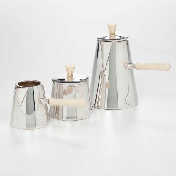 Set di tre pezzi in argento. Argenteria italiana del XX secolo per Calderoni, Milano  - Asta Argenti - Associazione Nazionale - Case d'Asta italiane