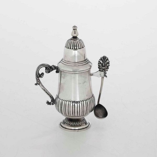 Mostardiera. Argento fuso e sagomato. Argenteria italiana del XX secolo. Argentiere Castaudo & Gautero, Vercelli.  - Asta Argenti - Associazione Nazionale - Case d'Asta italiane