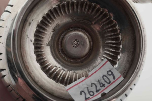 Mostardiera. Argento fuso e sagomato. Argenteria italiana del XX secolo. Argentiere Castaudo & Gautero, Vercelli.  - Asta Argenti - Associazione Nazionale - Case d'Asta italiane