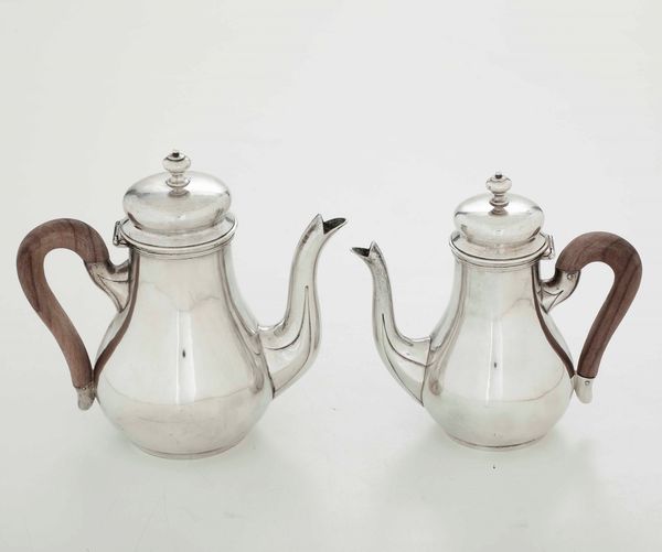 Caffettiera e teiera. Argento fuso e sagomato. Argenteria italiana del XX secolo. Argentiere De Boni, Padova per Missaglia Milano  - Asta Argenti - Associazione Nazionale - Case d'Asta italiane
