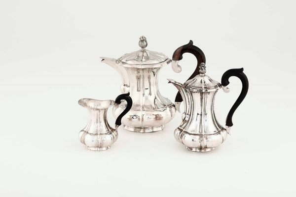 Caffettiera, teiera e lattiera in argento. Argenteria milanese del XX secolo. Due pezzi argentiere Vittorio Beccaro e uno argentiere Bruno Maran & F.lli  - Asta Argenti - Associazione Nazionale - Case d'Asta italiane