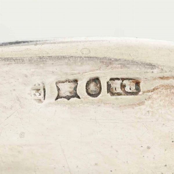 Lotto di due raccogli briciole e una spazzola da tavola in argento. Inghilterra, fine XIX, inizi XX secolo  - Asta Argenti - Associazione Nazionale - Case d'Asta italiane