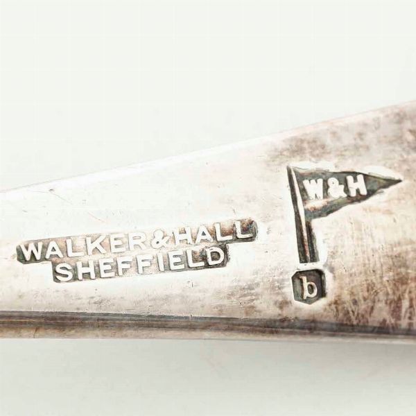 Lotto di due raccogli briciole e una spazzola da tavola in argento. Inghilterra, fine XIX, inizi XX secolo  - Asta Argenti - Associazione Nazionale - Case d'Asta italiane