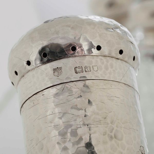 Set da toilette in argento sterling e cristallo. Inghilterra XX secolo, bollo della citt di Londra per lanno 1916  - Asta Argenti - Associazione Nazionale - Case d'Asta italiane