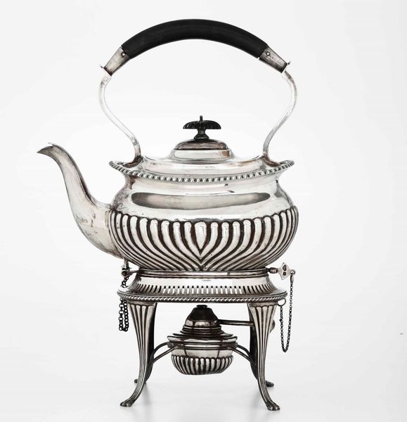 Kettle on stand in argento fuso, sbalzato e traforato. Marchi della citt di Sheffield per l'anno 1917 e dell'argentiere (non identificato)  - Asta Argenti - Associazione Nazionale - Case d'Asta italiane