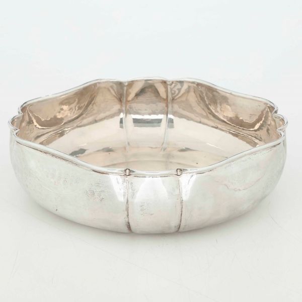 Ciotola in argento fuso, sbalzato e dorato. Argenteria veneta del XX-XXI secolo, Padova  - Asta Argenti - Associazione Nazionale - Case d'Asta italiane