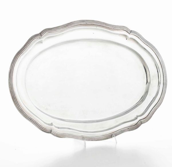 Due vassoi in argento e uno in metallo argentato. Varie manifatture del XX secolo<BR>66x43, 52x38, 55.5x37  - Asta Argenti - Associazione Nazionale - Case d'Asta italiane