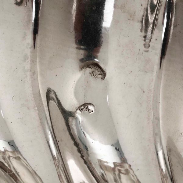 Lotto di due vassoi e due ciotole in argento. Varie manifatture italiane del XX secolo  - Asta Argenti - Associazione Nazionale - Case d'Asta italiane