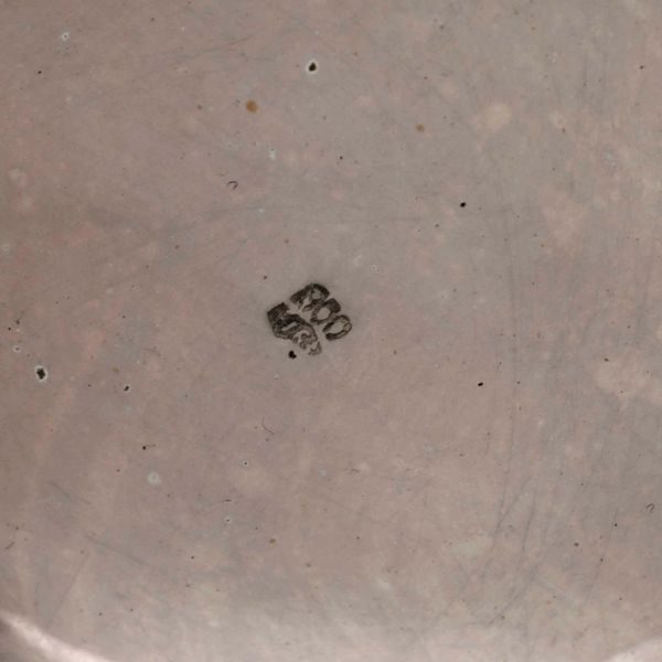 Lotto di due vassoi e due ciotole in argento. Varie manifatture italiane del XX secolo  - Asta Argenti - Associazione Nazionale - Case d'Asta italiane