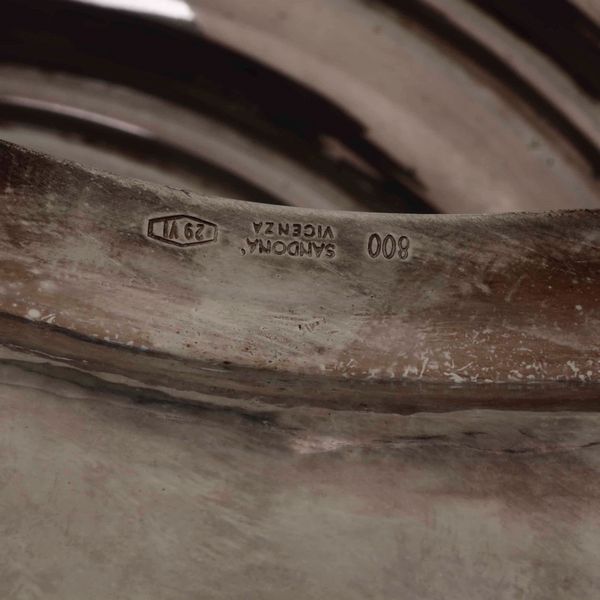 Lotto di due vassoi e due ciotole in argento. Varie manifatture italiane del XX secolo  - Asta Argenti - Associazione Nazionale - Case d'Asta italiane