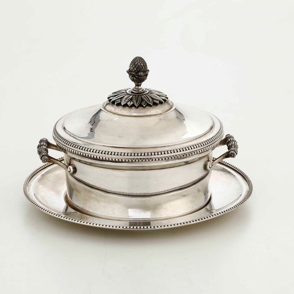 Zuppiera con vassoio in argento. Argenteria italiana della prima met del XX secolo. Bollo dell'argentiere consunto e di difficile lettura  - Asta Argenti - Associazione Nazionale - Case d'Asta italiane