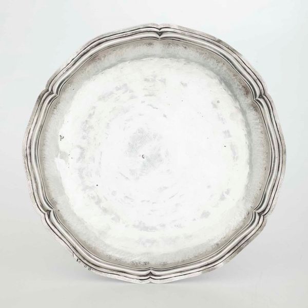 Piatto. Argento fuso, sagomato e cesellato. Argenteria artistica veneta del XX secolo.  - Asta Argenti - Associazione Nazionale - Case d'Asta italiane