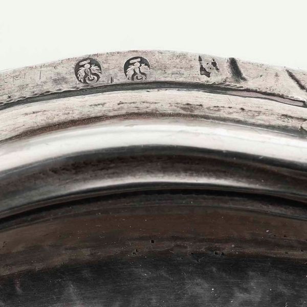 Piatto. Argento fuso, sagomato e cesellato. Argenteria artistica veneta del XX secolo.  - Asta Argenti - Associazione Nazionale - Case d'Asta italiane