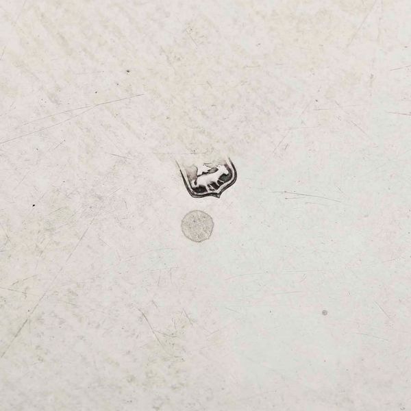 Piatto. Argento fuso, sagomato e cesellato. Argenteria artistica veneta del XX secolo.  - Asta Argenti - Associazione Nazionale - Case d'Asta italiane