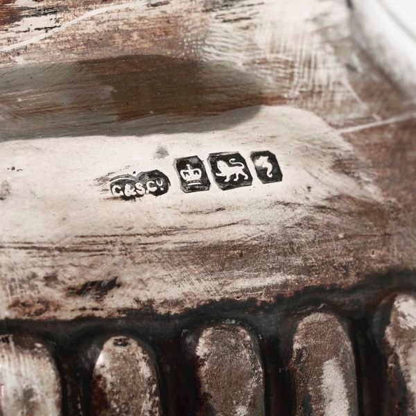 Kettle on stand in argento fuso, sbalzato e traforato. Marchi della citt di Sheffield per l'anno 1917 e dell'argentiere (non identificato)  - Asta Argenti - Associazione Nazionale - Case d'Asta italiane