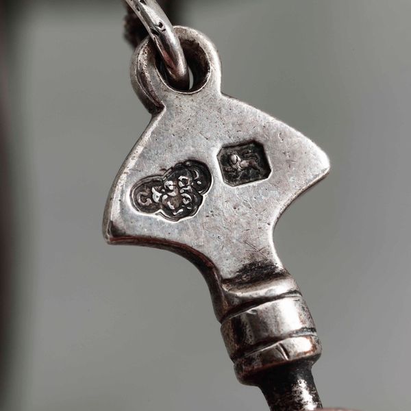 Kettle on stand in argento fuso, sbalzato e traforato. Marchi della citt di Sheffield per l'anno 1917 e dell'argentiere (non identificato)  - Asta Argenti - Associazione Nazionale - Case d'Asta italiane