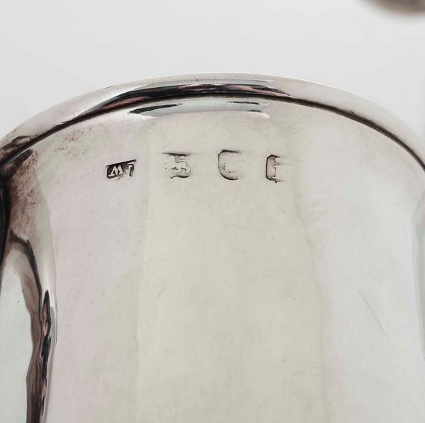 Due boccali, uno in metallo argentato e uno in argento sterling con bolli della citt di Londra (1784?)  - Asta Argenti - Associazione Nazionale - Case d'Asta italiane