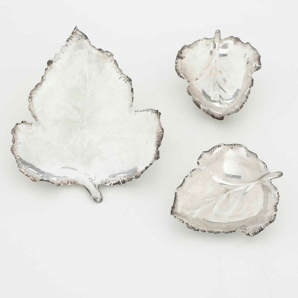 Tre ciotole a foglia in argento. Argenteria italiana del XX secolo. Argentieri differenti  - Asta Argenti - Associazione Nazionale - Case d'Asta italiane