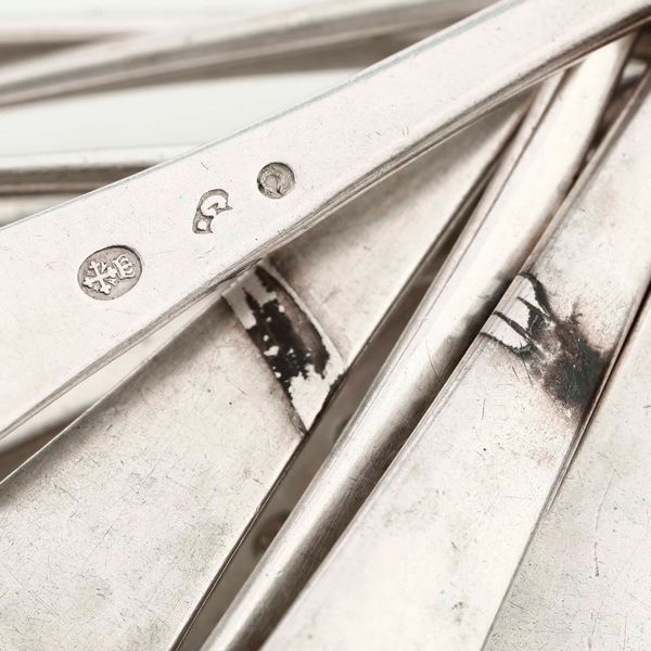 Lotto composto da 4 posate da portata, 12 forchette, 12 coltelli, 11 coltelli da frutta (5 uguali ai coltelli grandi e 6 diversi) ed un coltello in argento  - Asta Argenti - Associazione Nazionale - Case d'Asta italiane