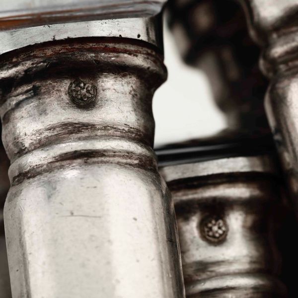 Lotto composto da 4 posate da portata, 12 forchette, 12 coltelli, 11 coltelli da frutta (5 uguali ai coltelli grandi e 6 diversi) ed un coltello in argento  - Asta Argenti - Associazione Nazionale - Case d'Asta italiane