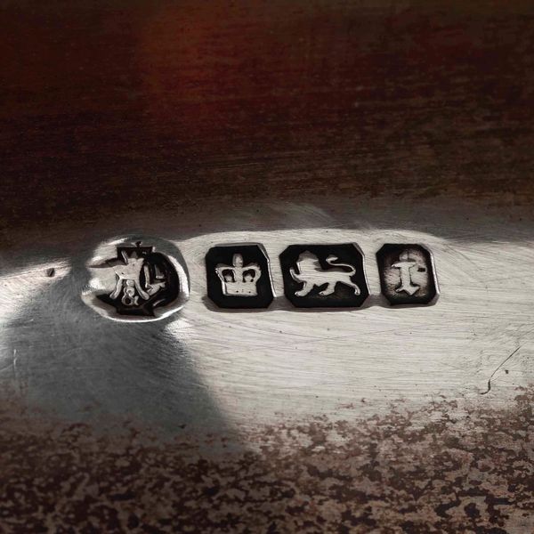 Cattle on stand in argento fuso, sbalzato e cesellato. Inghilterra, bollo della citt di Sheffield. Argentiere Martin Hall & Co. Ltd (marchio in uso dal 1912 al 1923)  - Asta Argenti - Associazione Nazionale - Case d'Asta italiane