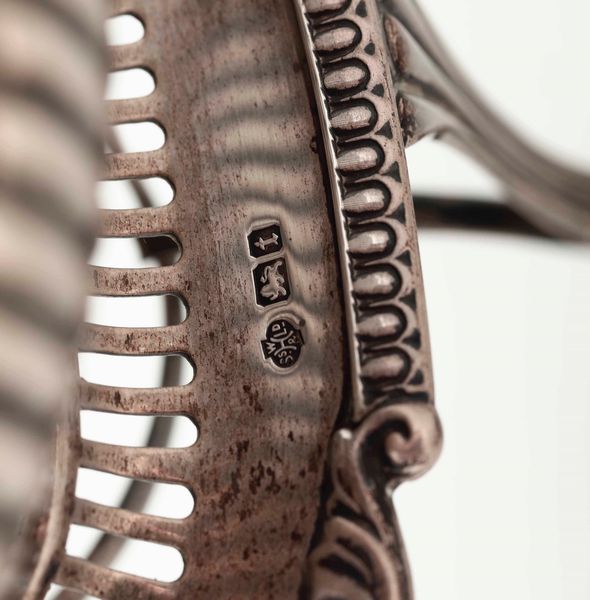 Cattle on stand in argento fuso, sbalzato e cesellato. Inghilterra, bollo della citt di Sheffield. Argentiere Martin Hall & Co. Ltd (marchio in uso dal 1912 al 1923)  - Asta Argenti - Associazione Nazionale - Case d'Asta italiane