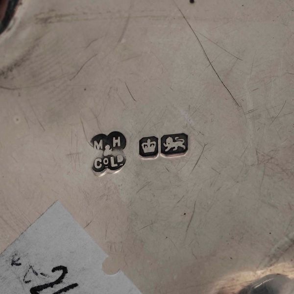 Cattle on stand in argento fuso, sbalzato e cesellato. Inghilterra, bollo della citt di Sheffield. Argentiere Martin Hall & Co. Ltd (marchio in uso dal 1912 al 1923)  - Asta Argenti - Associazione Nazionale - Case d'Asta italiane