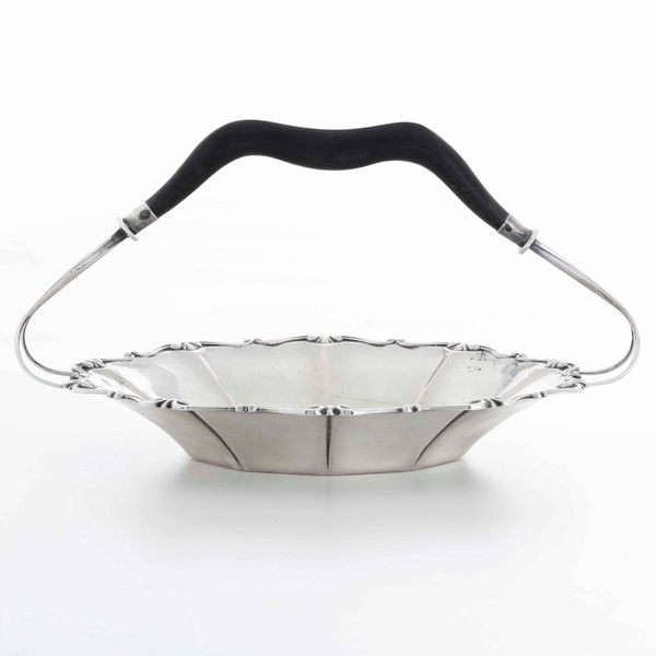 Cestino. Argento fuso e sagomato, manico ad arco in legno ebanizzato. Argenteria artistica italiana del XX secolo  - Asta Argenti - Associazione Nazionale - Case d'Asta italiane