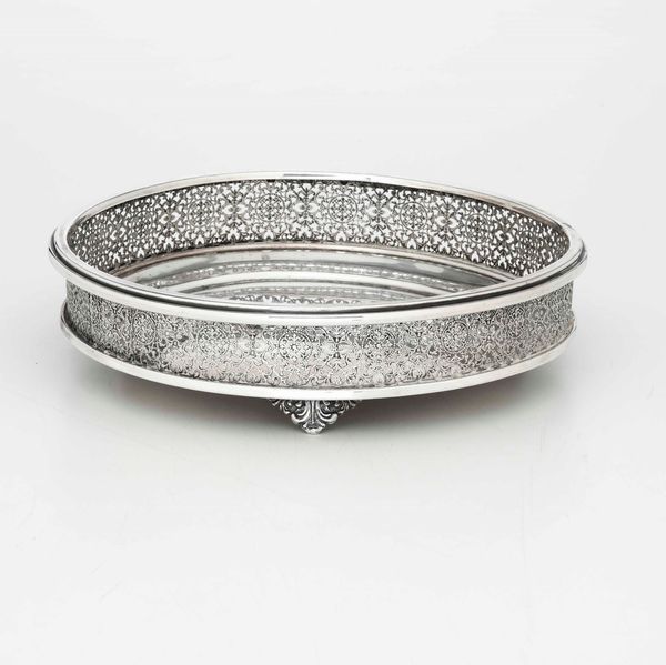 Alzata circolare con bordo traforato in argento. Argenteria siciliana del XX secolo. Argentiere Bonura & Cusimano, Palermo  - Asta Argenti - Associazione Nazionale - Case d'Asta italiane