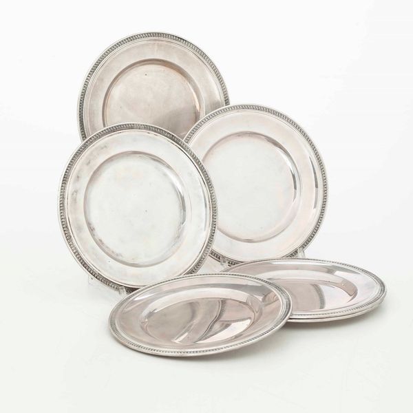 Gruppo di sei piatti in argento. Argenteria italiana del XX secolo per gioielleria Gabrielli  - Asta Argenti - Associazione Nazionale - Case d'Asta italiane