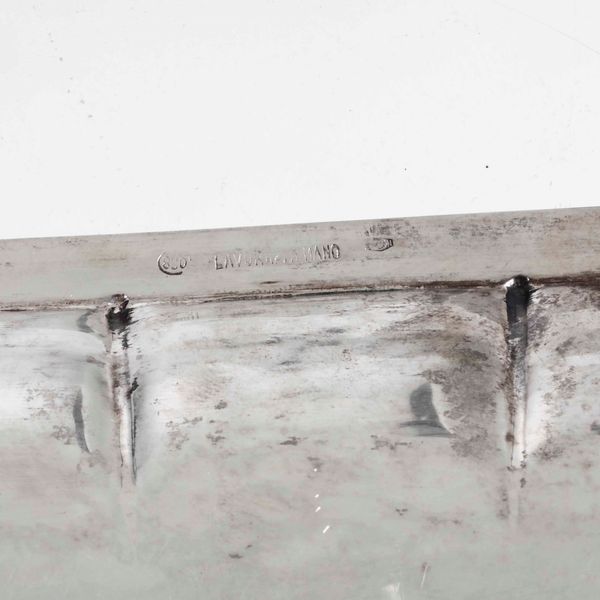 Centrotavola in argento con manico a conchiglia. Argenteria milanese del XX secolo  - Asta Argenti - Associazione Nazionale - Case d'Asta italiane