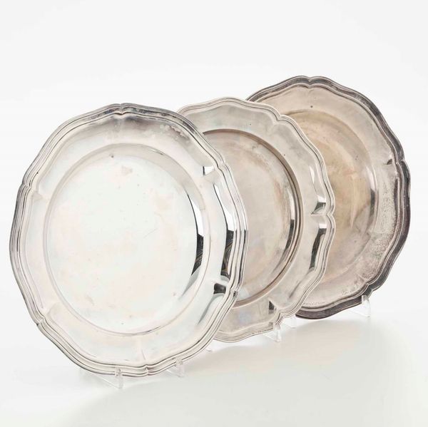 Tre piatti. Argento fuso e sagomato. Italia XX secolo. Argentiere Ricci & C., Alessandria e altre manifatture.  - Asta Argenti - Associazione Nazionale - Case d'Asta italiane