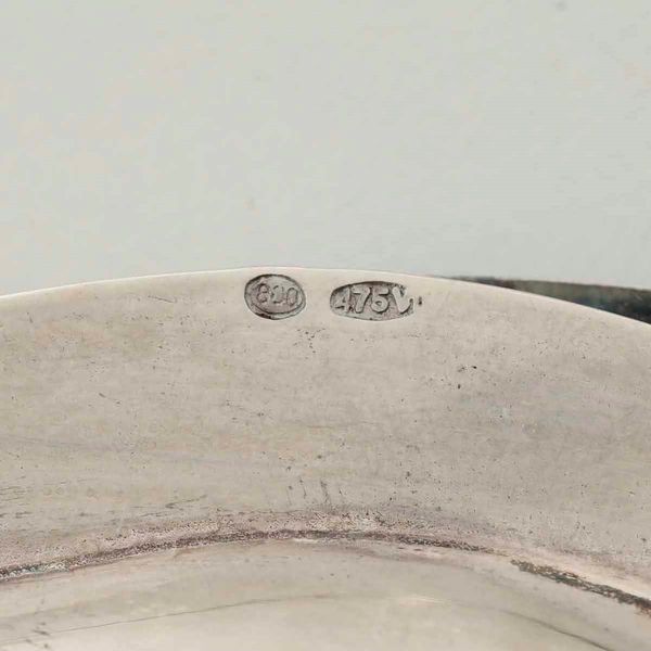 Tre piatti. Argento fuso e sagomato. Italia XX secolo. Argentiere Ricci & C., Alessandria e altre manifatture.  - Asta Argenti - Associazione Nazionale - Case d'Asta italiane