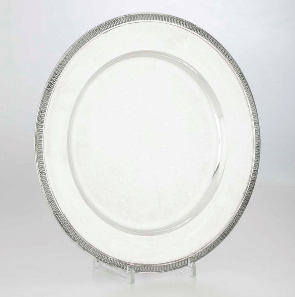 Piatto in argento fuso e cesellato. Argenteria italiana del XX secolo. Argentiere I.M.A., Alessandria  - Asta Argenti - Associazione Nazionale - Case d'Asta italiane